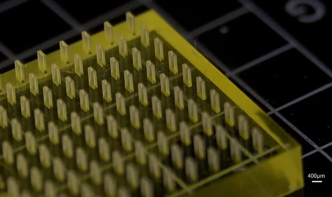 微尺度3D打印結合二次翻模形成的微柱在磁場作用下實現定向可控變形
